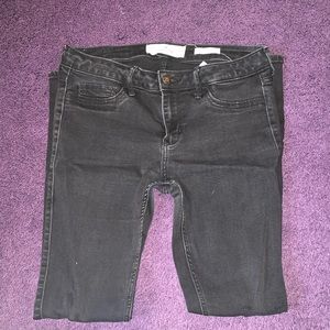 Black Hollister low rise super skinny jeans.